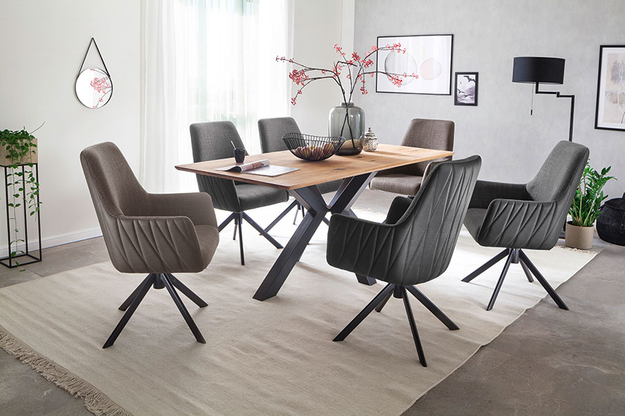 chaises moderne autour d'une belle table en bois